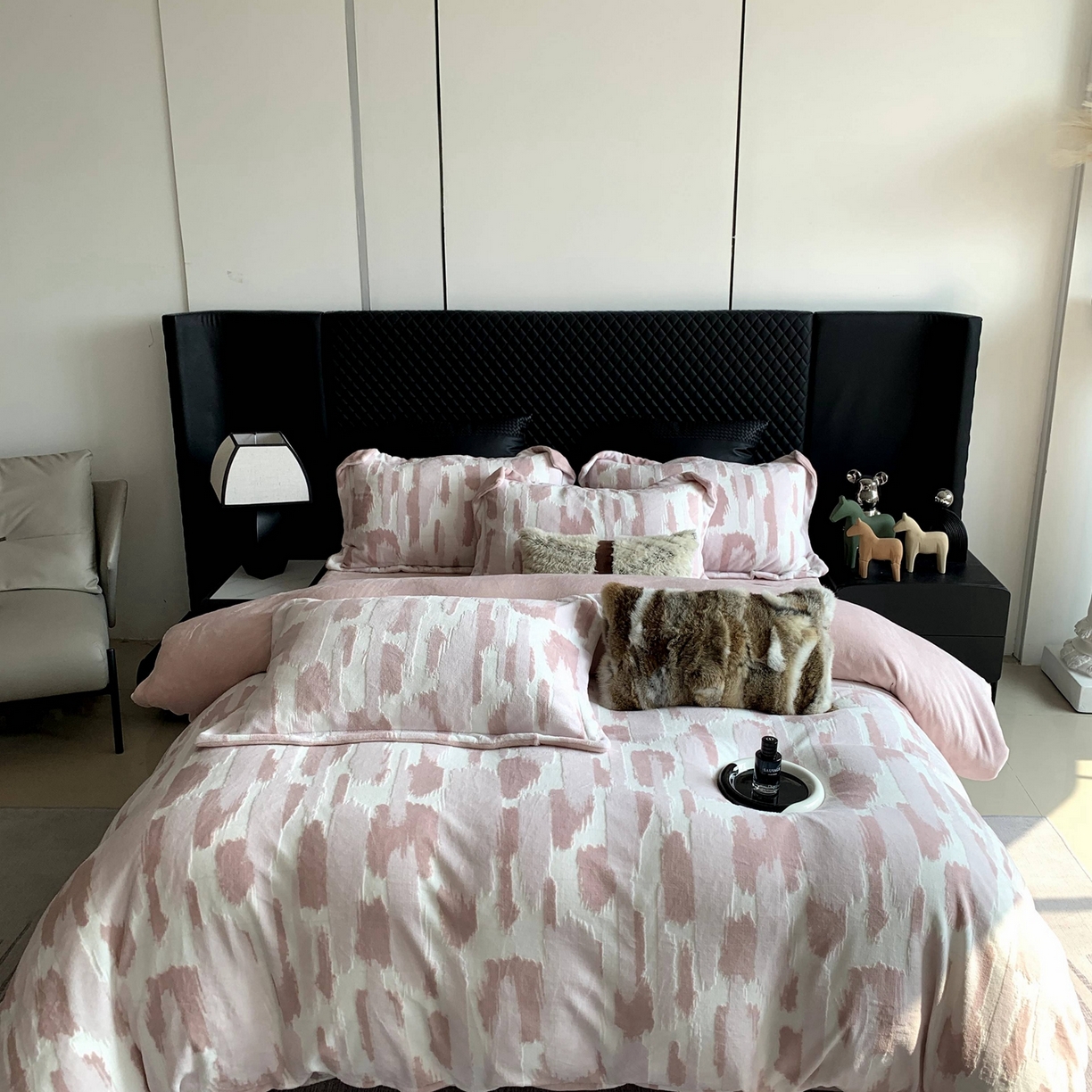 91家纺网 家纺一手货源 找家纺 奈萝家纺 2025新款加厚雕花绒牛奶绒四件套 奇想粉