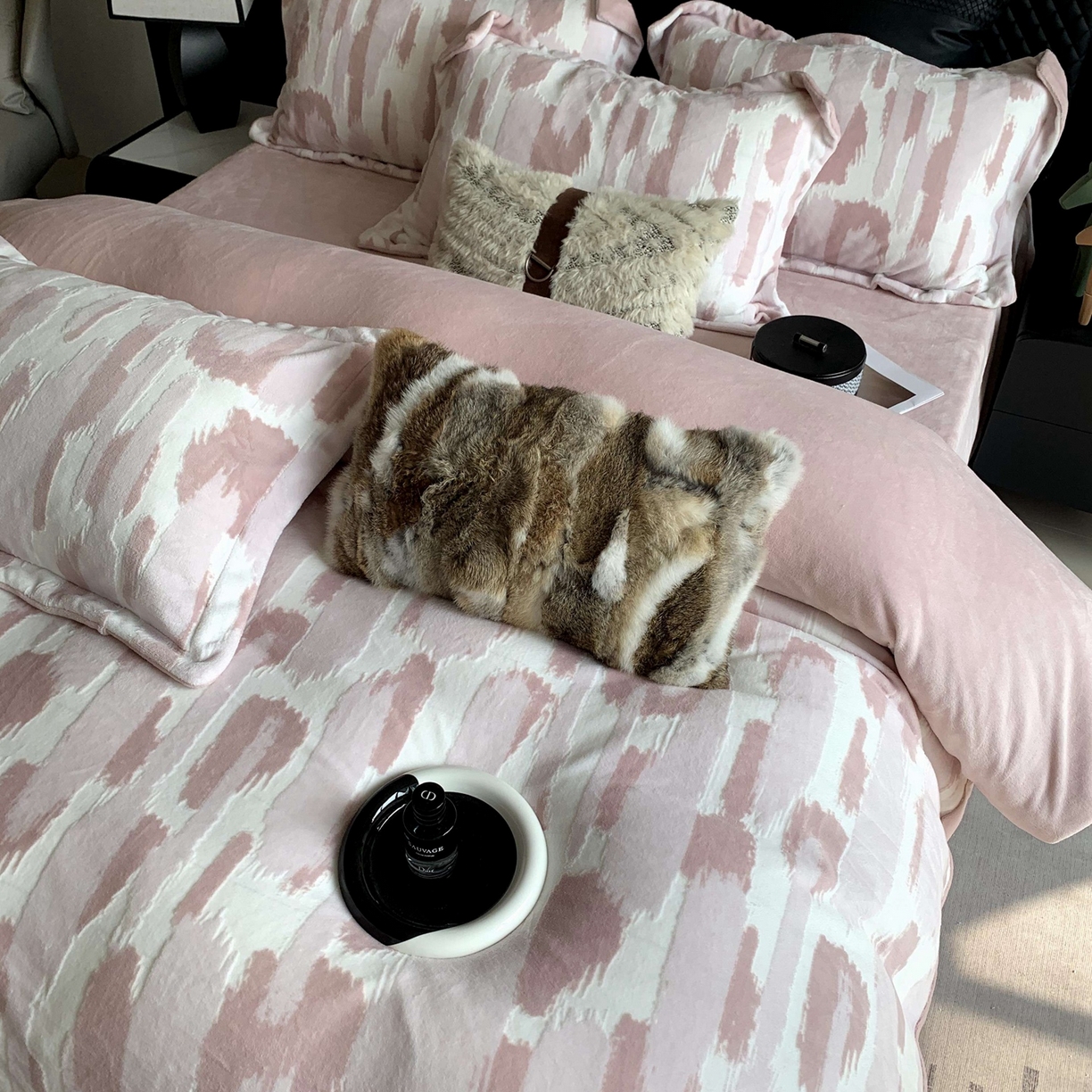 91家纺网 家纺一手货源 找家纺 奈萝家纺 2025新款加厚雕花绒牛奶绒四件套 奇想粉