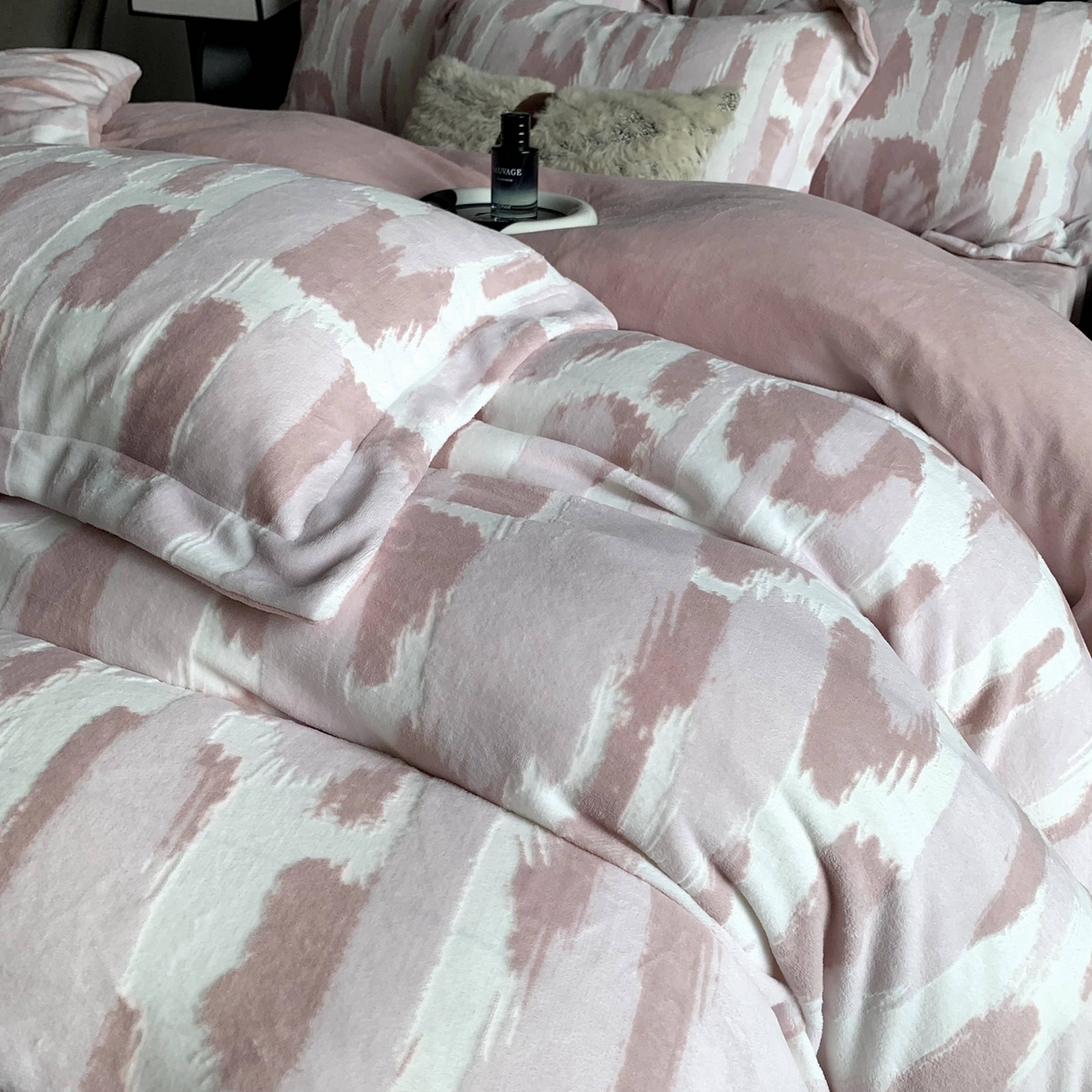 91家纺网 家纺一手货源 找家纺 奈萝家纺 2025新款加厚雕花绒牛奶绒四件套 奇想粉