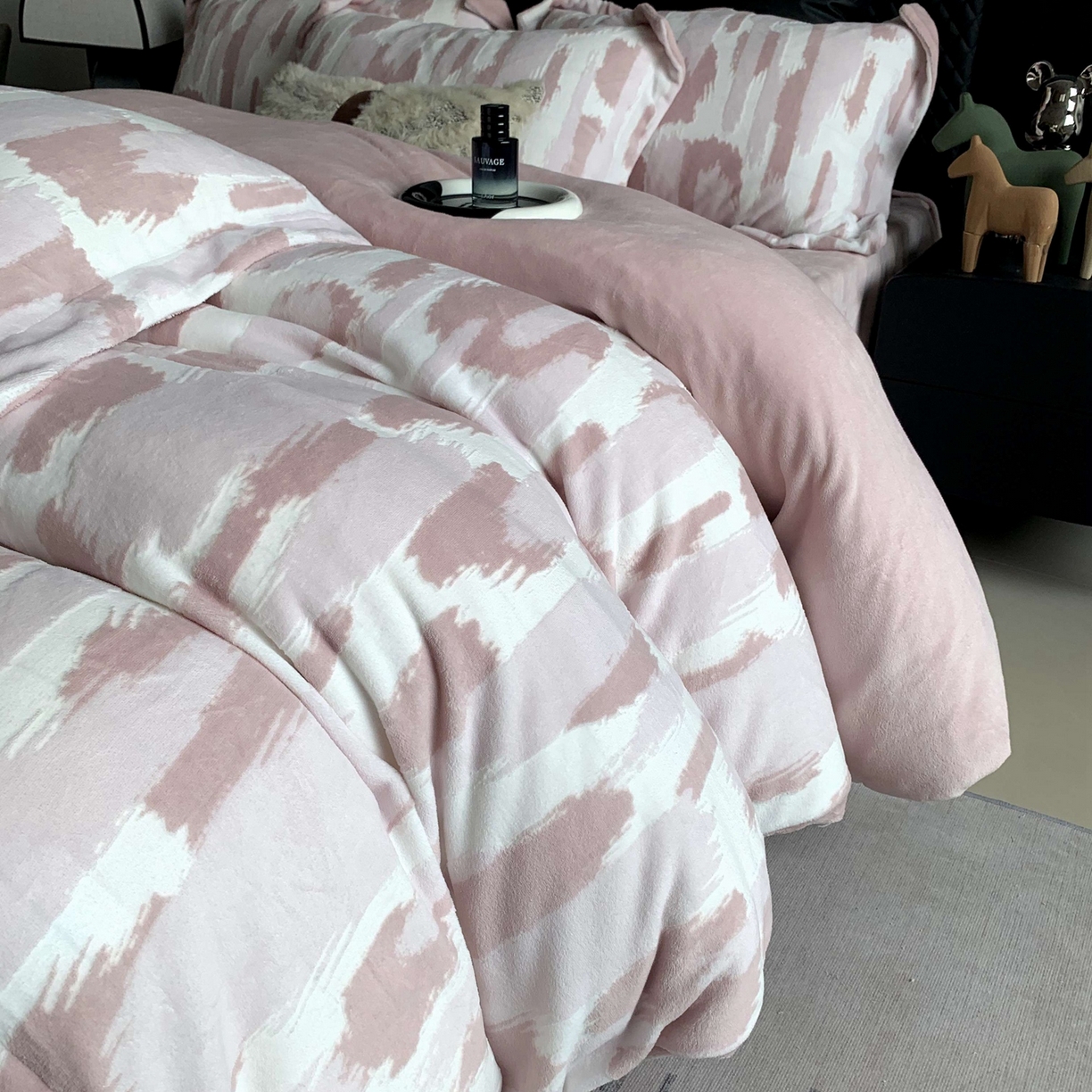 91家纺网 家纺一手货源 找家纺 奈萝家纺 2025新款加厚雕花绒牛奶绒四件套 奇想粉