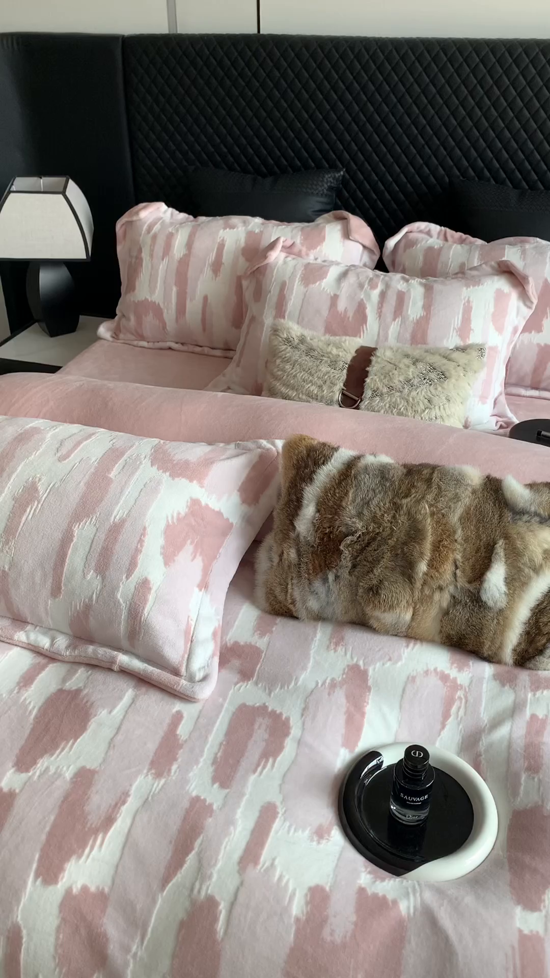 91家纺网 家纺一手货源 找家纺 奈萝家纺 2025新款加厚雕花绒牛奶绒四件套 奇想粉