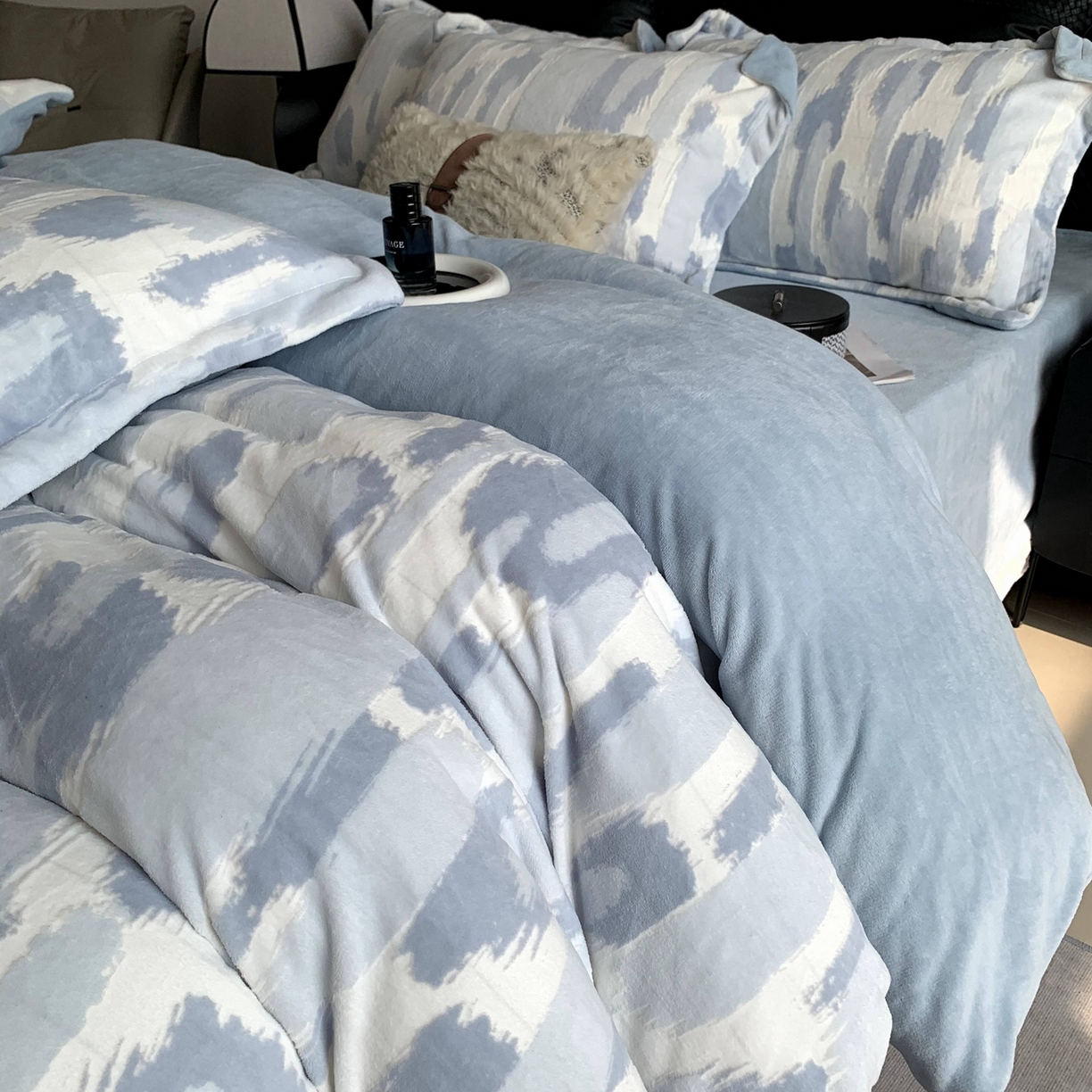 91家纺网 家纺一手货源 找家纺 奈萝家纺 2025新款加厚雕花绒牛奶绒四件套 奇想蓝