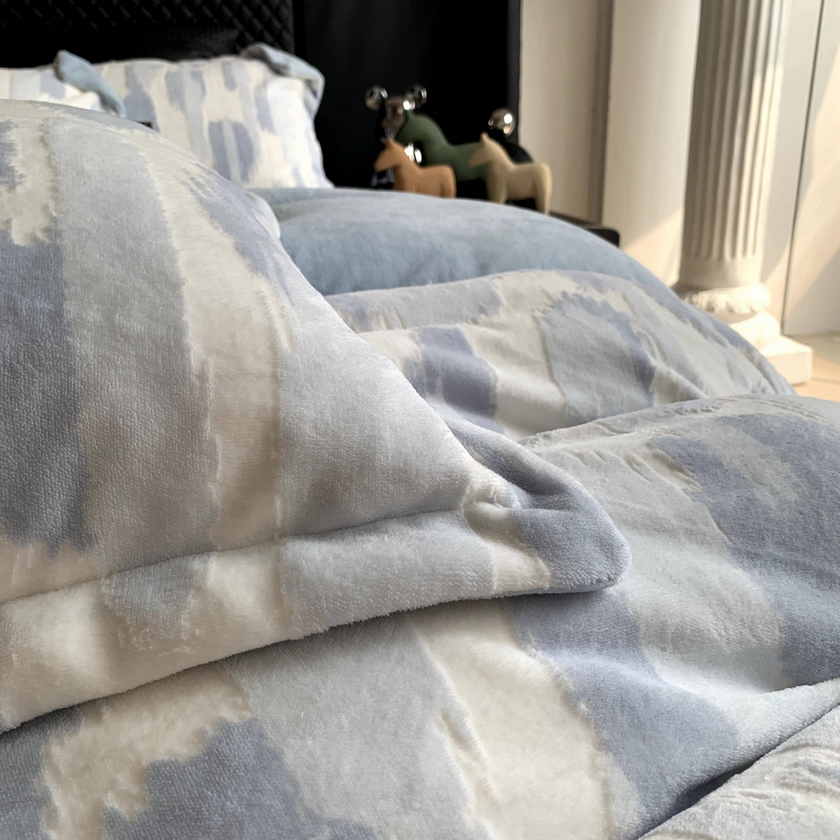 91家纺网 家纺一手货源 找家纺 奈萝家纺 2025新款加厚雕花绒牛奶绒四件套 奇想蓝