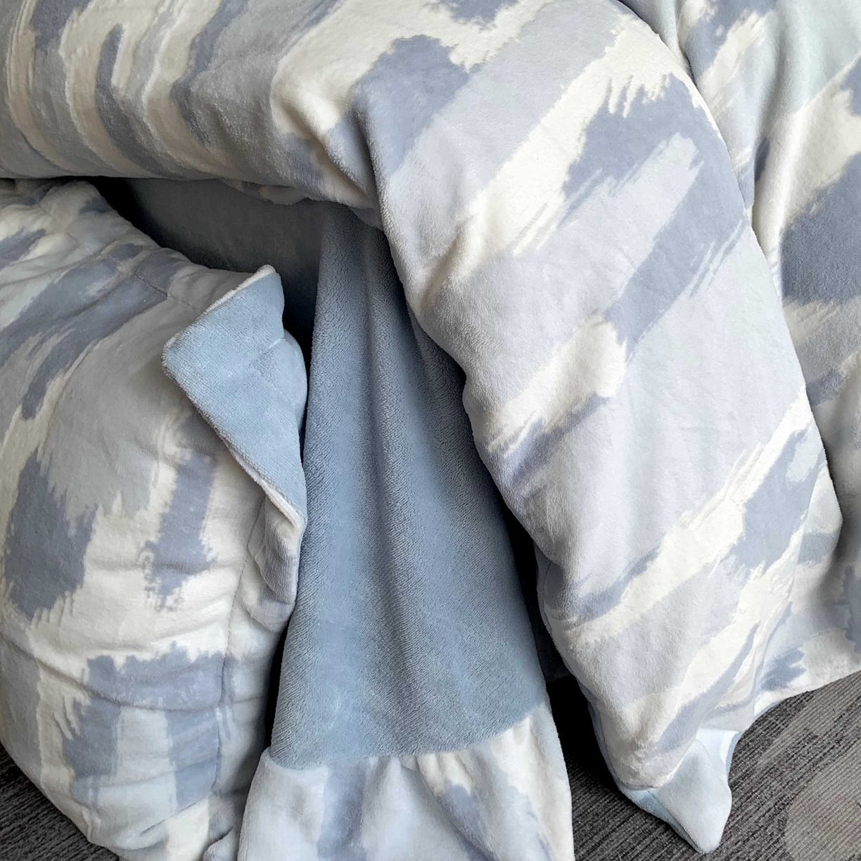 91家纺网 家纺一手货源 找家纺 奈萝家纺 2025新款加厚雕花绒牛奶绒四件套 奇想蓝