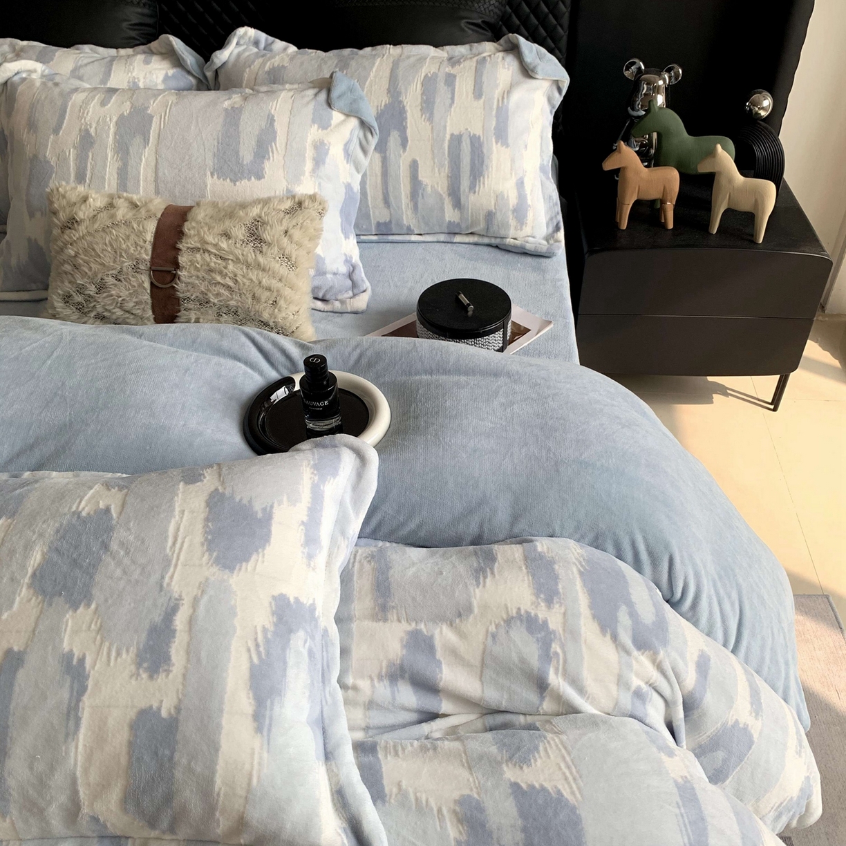 91家纺网 家纺一手货源 找家纺 奈萝家纺 2025新款加厚雕花绒牛奶绒四件套 奇想蓝