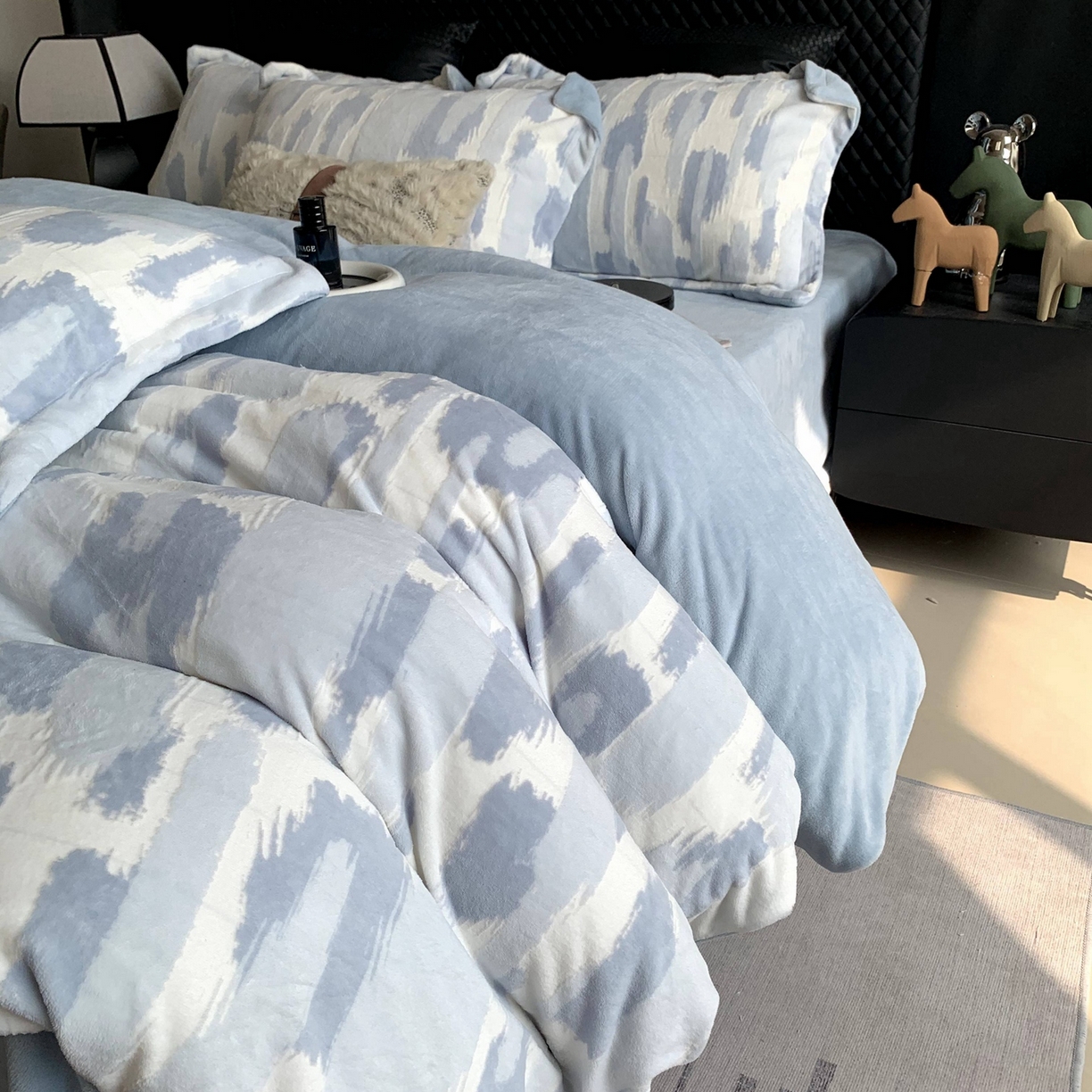 91家纺网 家纺一手货源 找家纺 奈萝家纺 2025新款加厚雕花绒牛奶绒四件套 奇想蓝