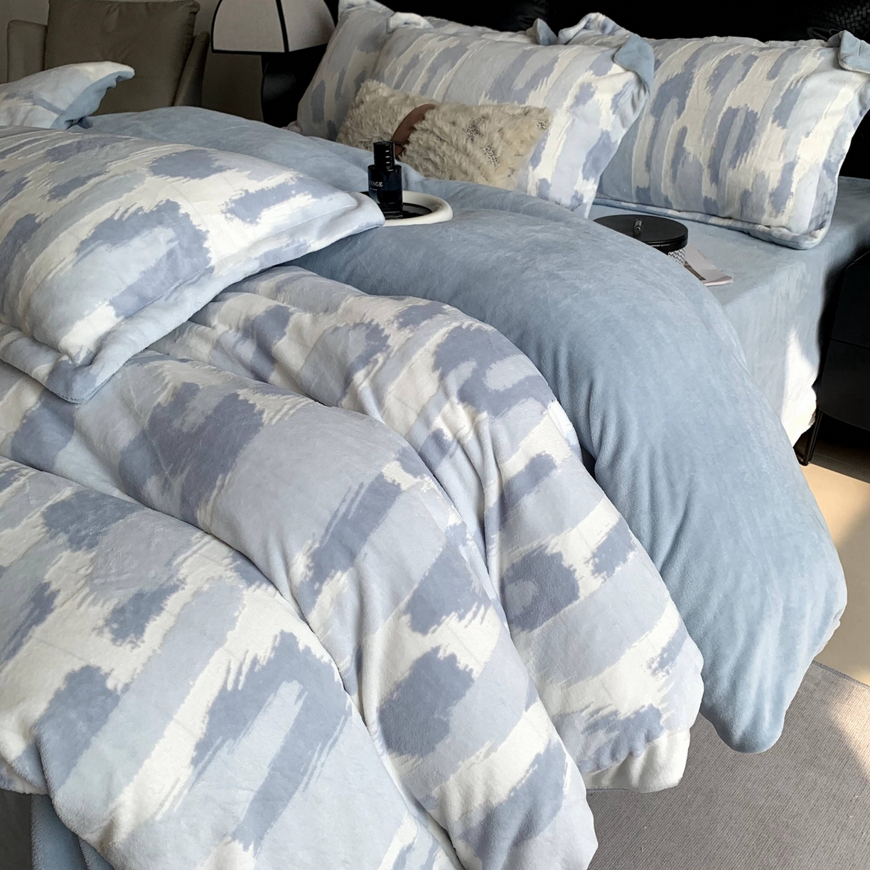 91家纺网 家纺一手货源 找家纺 奈萝家纺 2025新款加厚雕花绒牛奶绒四件套 奇想蓝