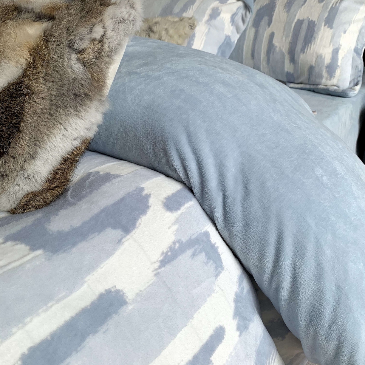 91家纺网 家纺一手货源 找家纺 奈萝家纺 2025新款加厚雕花绒牛奶绒四件套 奇想蓝