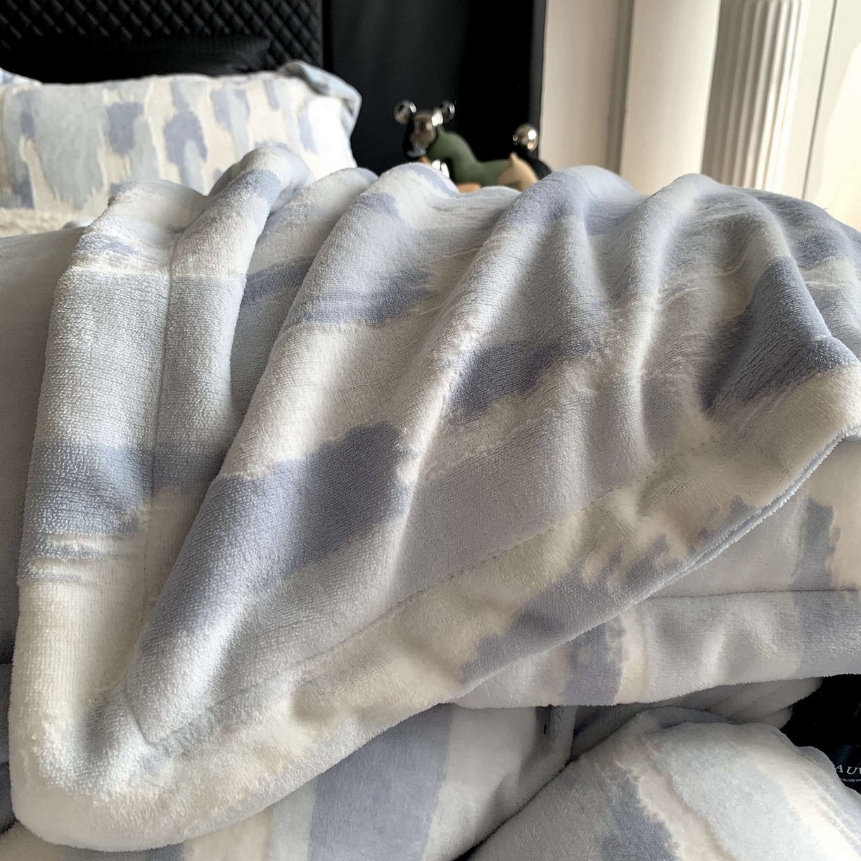 91家纺网 家纺一手货源 找家纺 奈萝家纺 2025新款加厚雕花绒牛奶绒四件套 奇想蓝