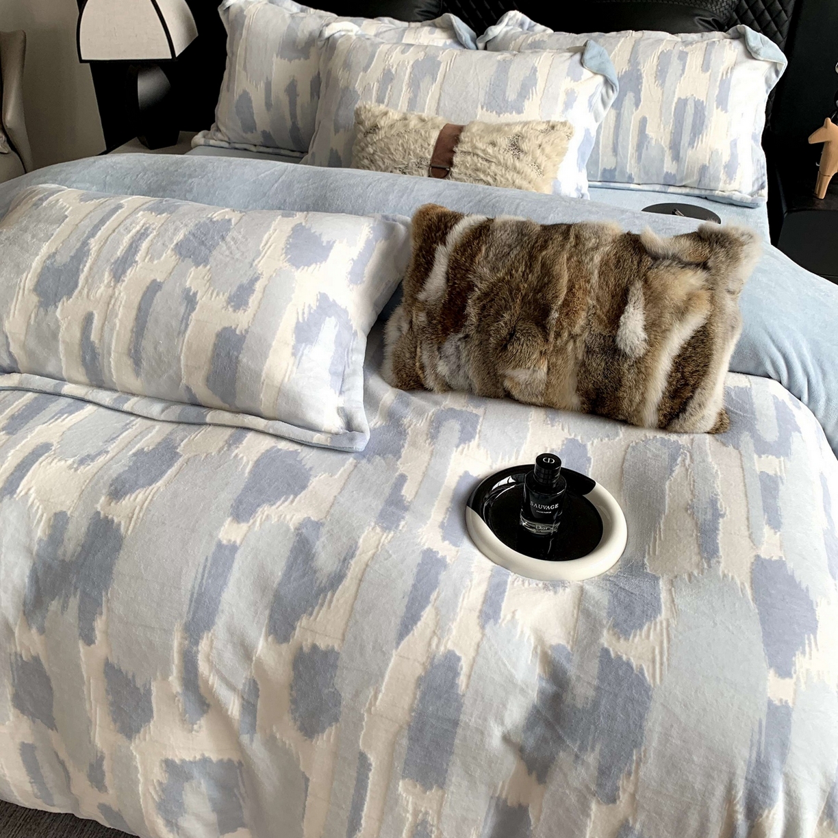 91家纺网 家纺一手货源 找家纺 奈萝家纺 2025新款加厚雕花绒牛奶绒四件套 奇想蓝