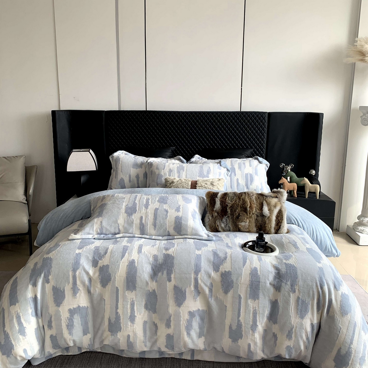 91家纺网 家纺一手货源 找家纺 奈萝家纺 2025新款加厚雕花绒牛奶绒四件套 奇想蓝