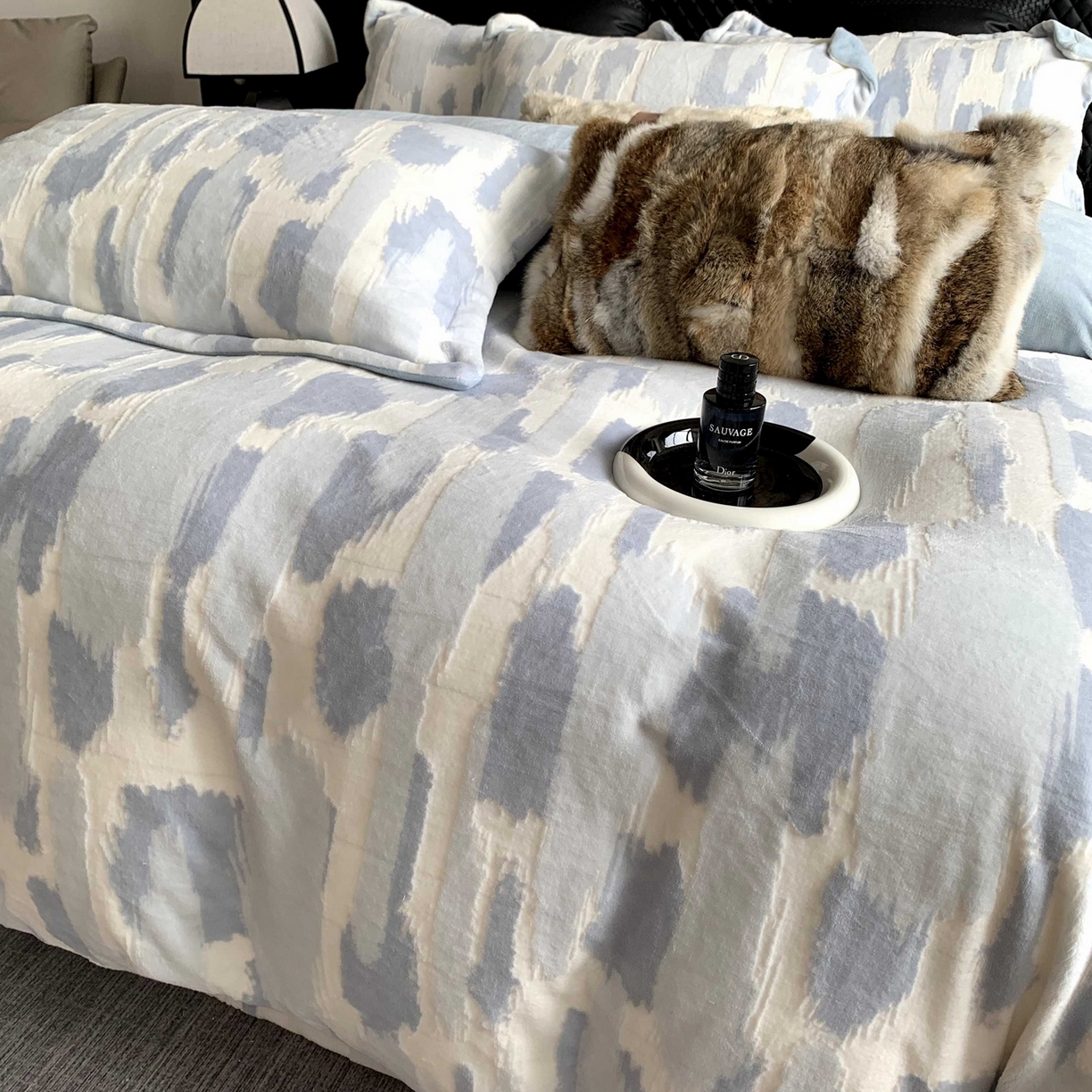 91家纺网 家纺一手货源 找家纺 奈萝家纺 2025新款加厚雕花绒牛奶绒四件套 奇想蓝