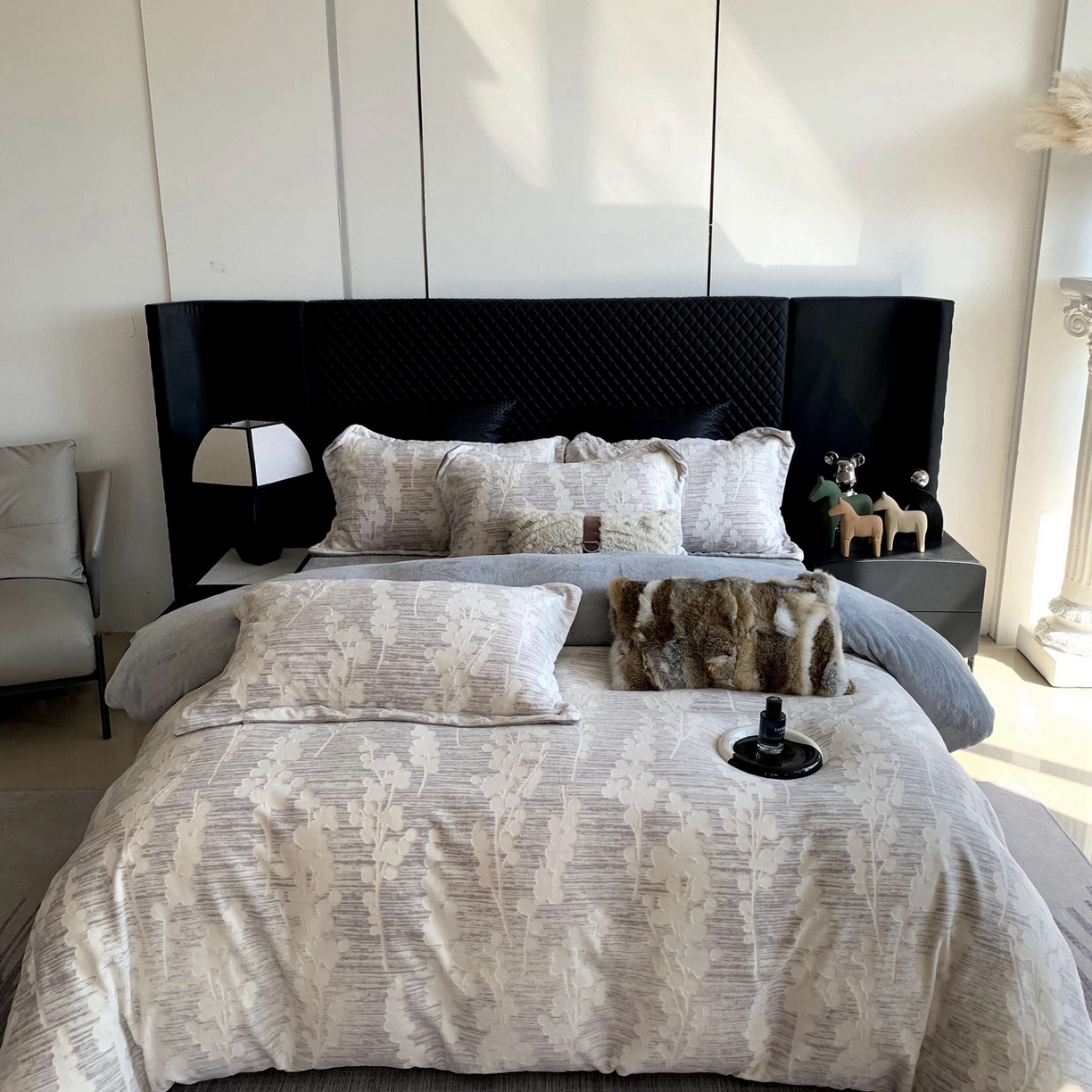 91家纺网 家纺一手货源 找家纺 奈萝家纺 2025新款加厚雕花绒牛奶绒四件套 素青灰