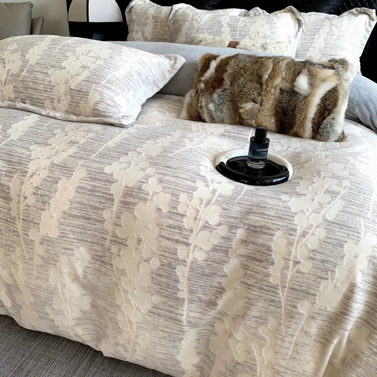 91家纺网 家纺一手货源 找家纺 奈萝家纺 2025新款加厚雕花绒牛奶绒四件套 素青灰