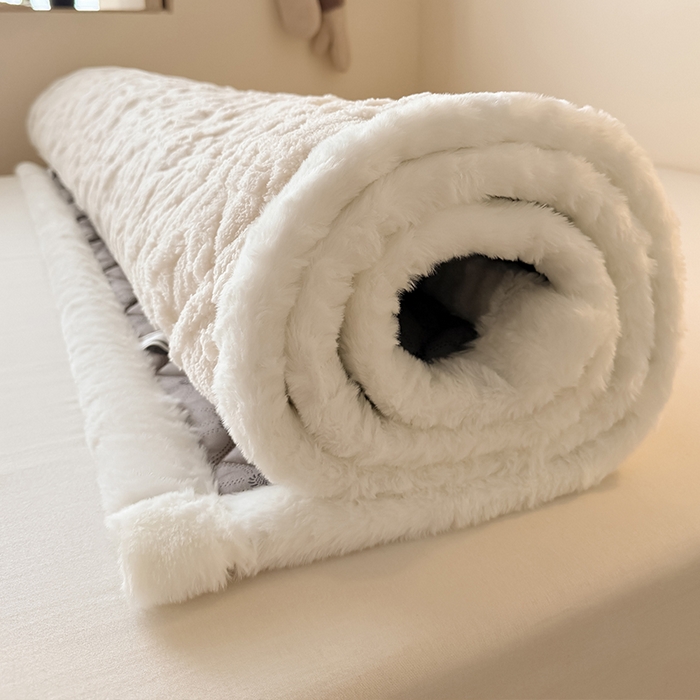 91家纺网 家纺一手货源 找家纺 叠派家纺 2025新款塔芙绒夹棉床垫 卡其色