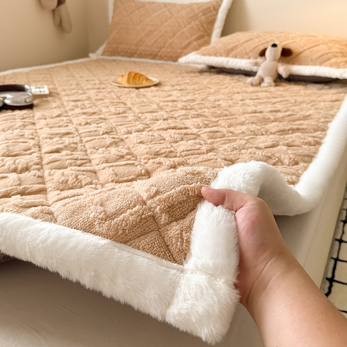 91家纺网 家纺一手货源 找家纺 叠派家纺 2025新款塔芙绒夹棉床垫 浅驼色