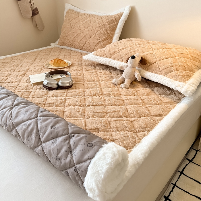 91家纺网 家纺一手货源 找家纺 叠派家纺 2025新款塔芙绒夹棉床垫 浅驼色