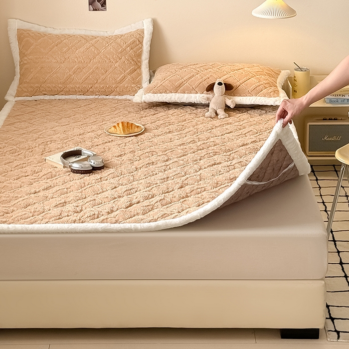 91家纺网 家纺一手货源 找家纺 叠派家纺 2025新款塔芙绒夹棉床垫 浅驼色