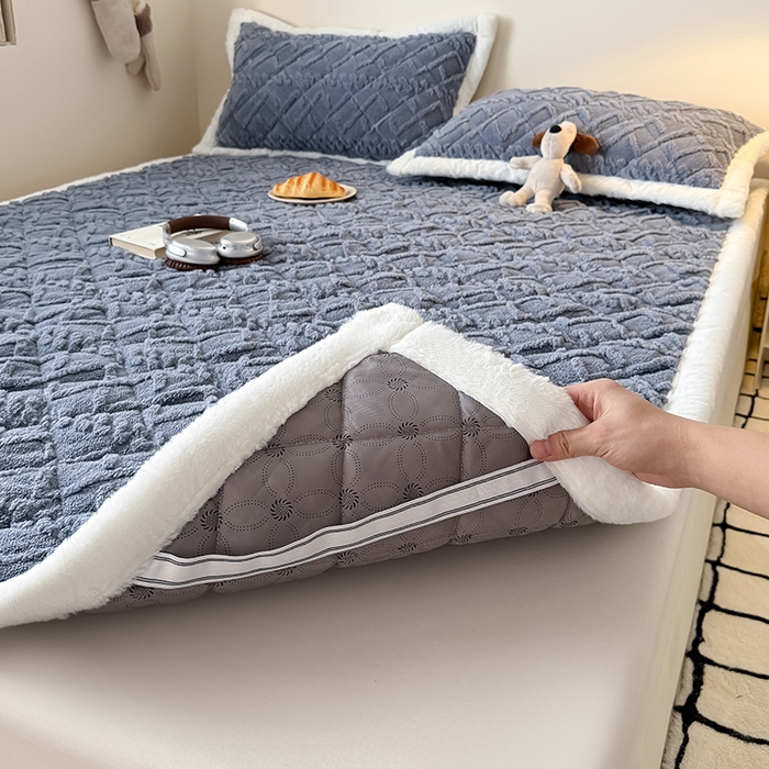 91家纺网 家纺一手货源 找家纺 叠派家纺 2025新款塔芙绒夹棉床垫 浅灰色