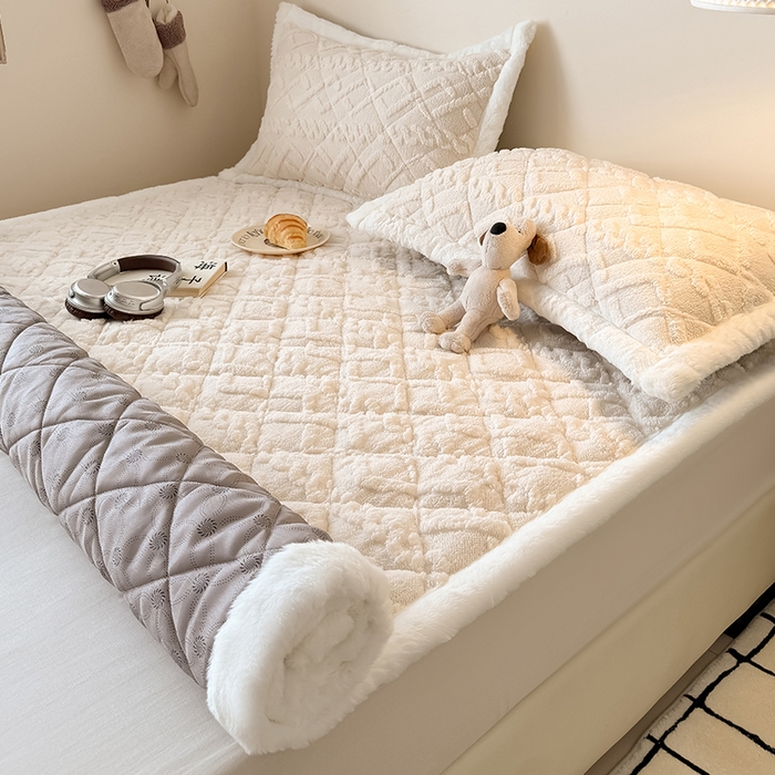 91家纺网 家纺一手货源 找家纺 叠派家纺 2025新款塔芙绒夹棉床垫 卡其色