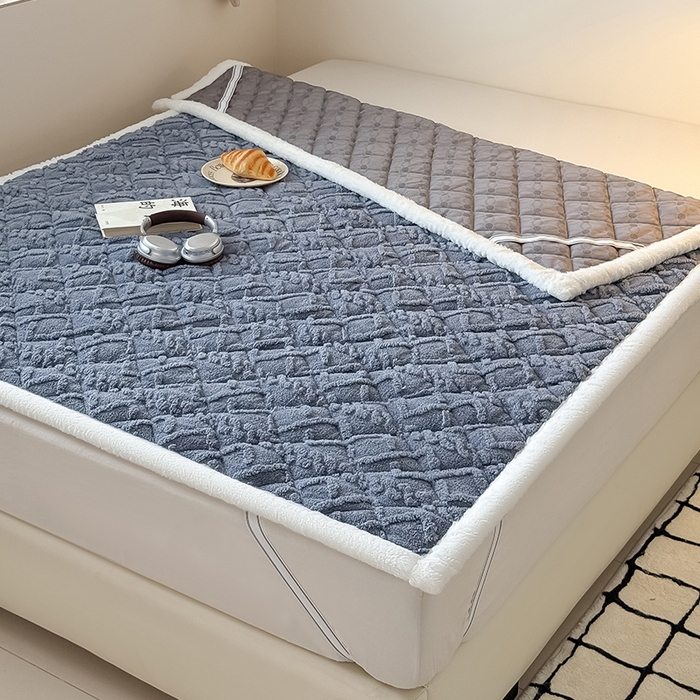 91家纺网 家纺一手货源 找家纺 叠派家纺 2025新款塔芙绒夹棉床垫 浅灰色