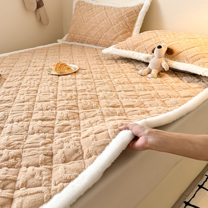 91家纺网 家纺一手货源 找家纺 叠派家纺 2025新款塔芙绒夹棉床垫 浅驼色