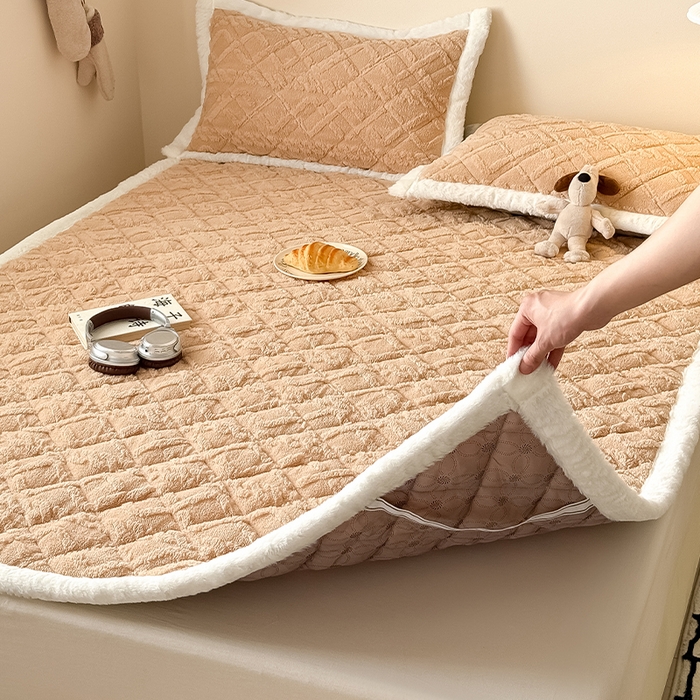 91家纺网 家纺一手货源 找家纺 叠派家纺 2025新款塔芙绒夹棉床垫 浅驼色