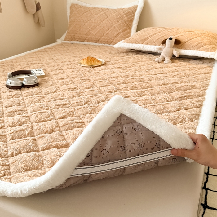 91家纺网 家纺一手货源 找家纺 叠派家纺 2025新款塔芙绒夹棉床垫 浅驼色