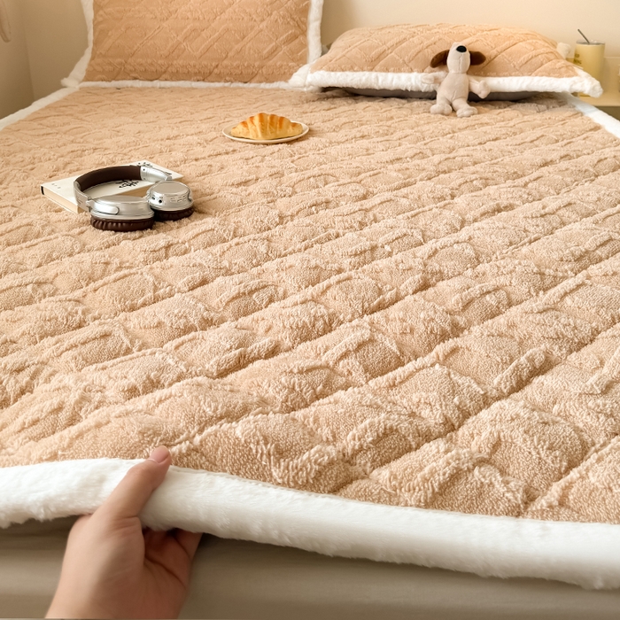 91家纺网 家纺一手货源 找家纺 叠派家纺 2025新款塔芙绒夹棉床垫 浅驼色