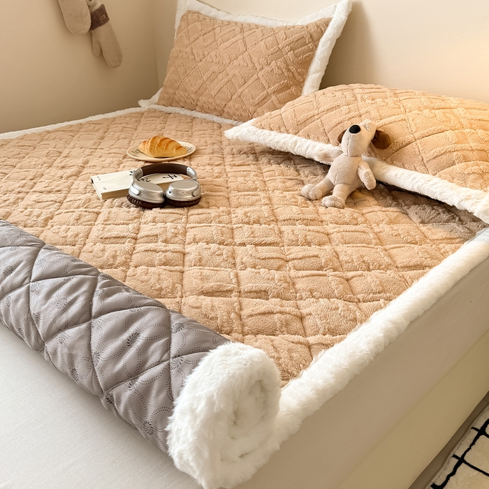 91家纺网 家纺一手货源 找家纺 叠派家纺 2025新款塔芙绒夹棉床垫 浅驼色