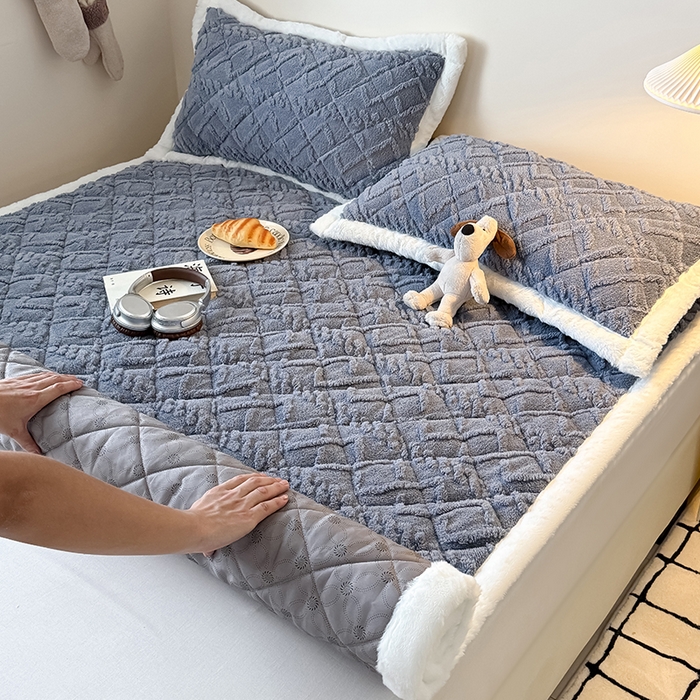 91家纺网 家纺一手货源 找家纺 叠派家纺 2025新款塔芙绒夹棉床垫 浅灰色