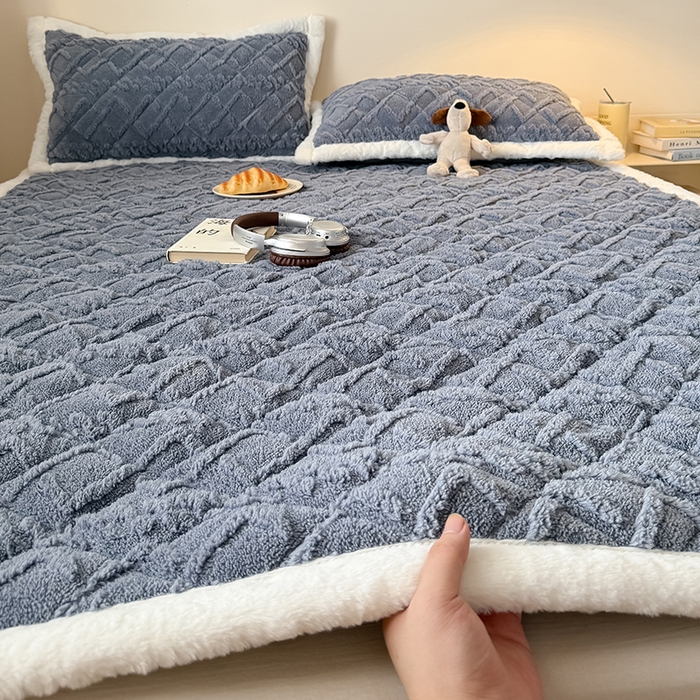 91家纺网 家纺一手货源 找家纺 叠派家纺 2025新款塔芙绒夹棉床垫 浅灰色