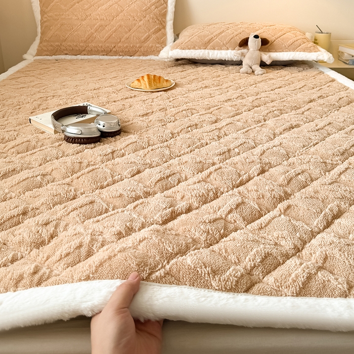 91家纺网 家纺一手货源 找家纺 叠派家纺 2025新款塔芙绒夹棉床垫 浅驼色