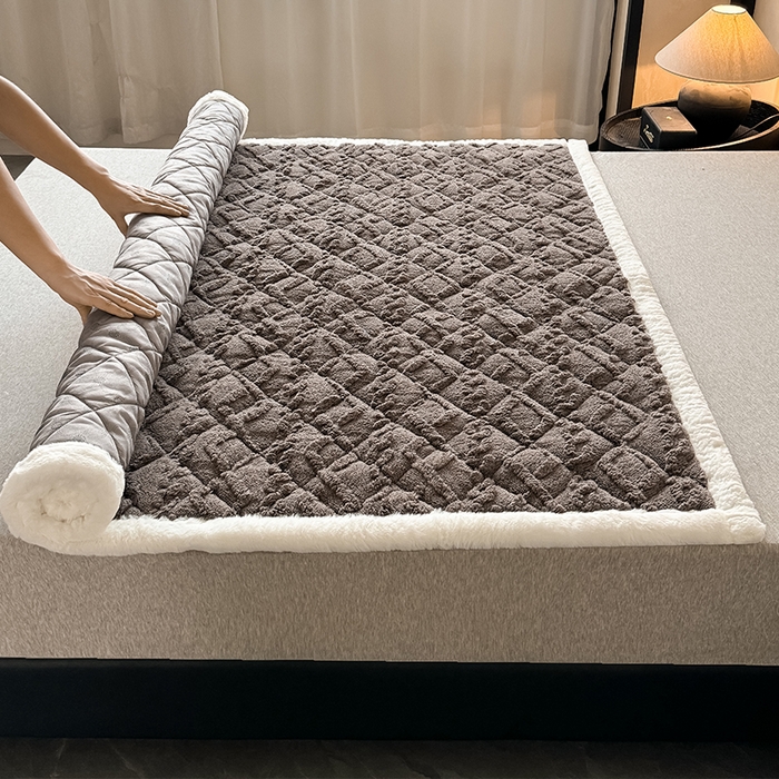 91家纺网 家纺一手货源 找家纺 叠派家纺 2025新款塔芙绒夹棉床垫 深灰色