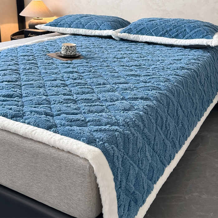 91家纺网 家纺一手货源 找家纺 叠派家纺 2025新款塔芙绒夹棉床垫 典雅蓝
