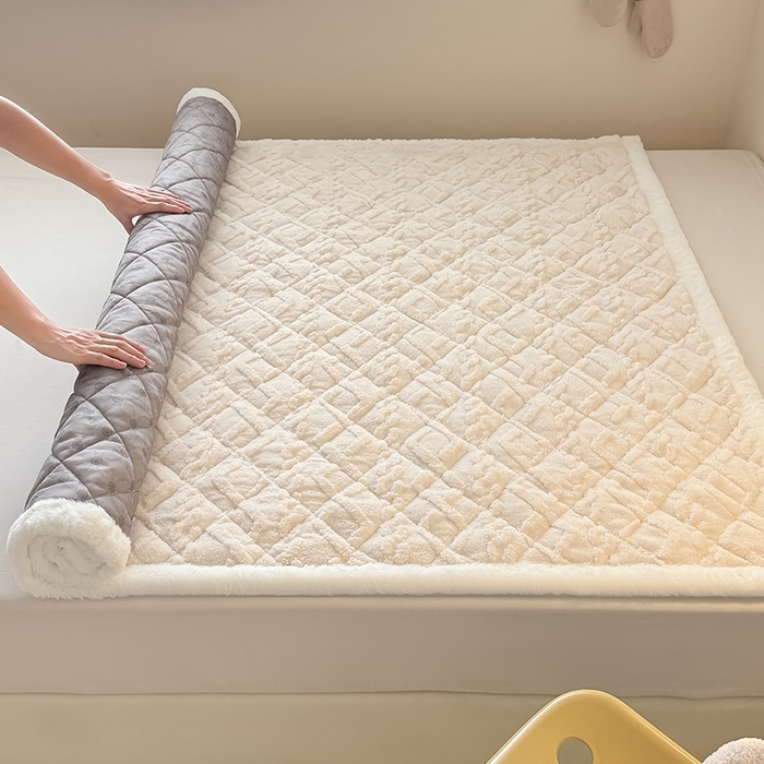 91家纺网 家纺一手货源 找家纺 叠派家纺 2025新款塔芙绒夹棉床垫 卡其色