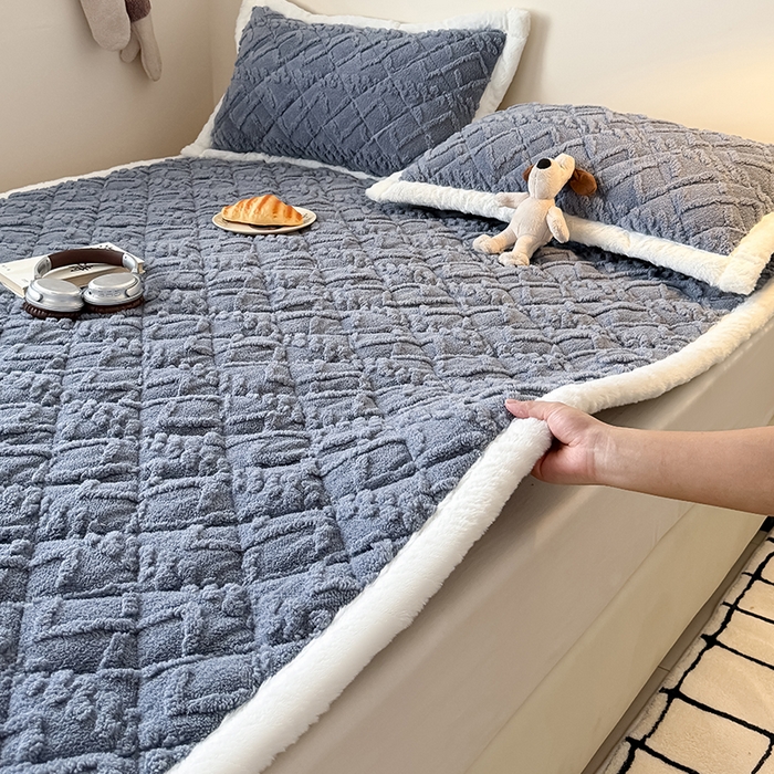 91家纺网 家纺一手货源 找家纺 叠派家纺 2025新款塔芙绒夹棉床垫 浅灰色