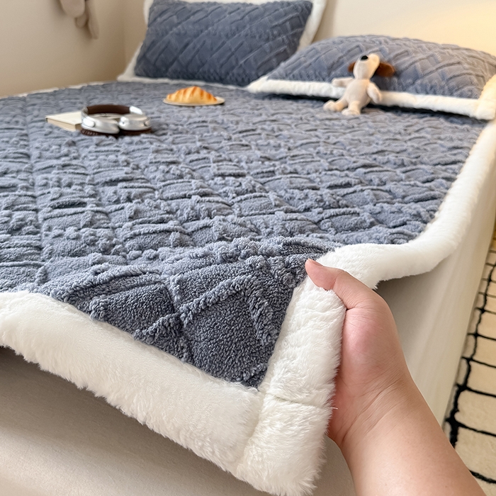 91家纺网 家纺一手货源 找家纺 叠派家纺 2025新款塔芙绒夹棉床垫 浅灰色