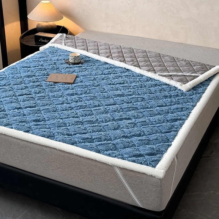 91家纺网 家纺一手货源 找家纺 叠派家纺 2025新款塔芙绒夹棉床垫 典雅蓝