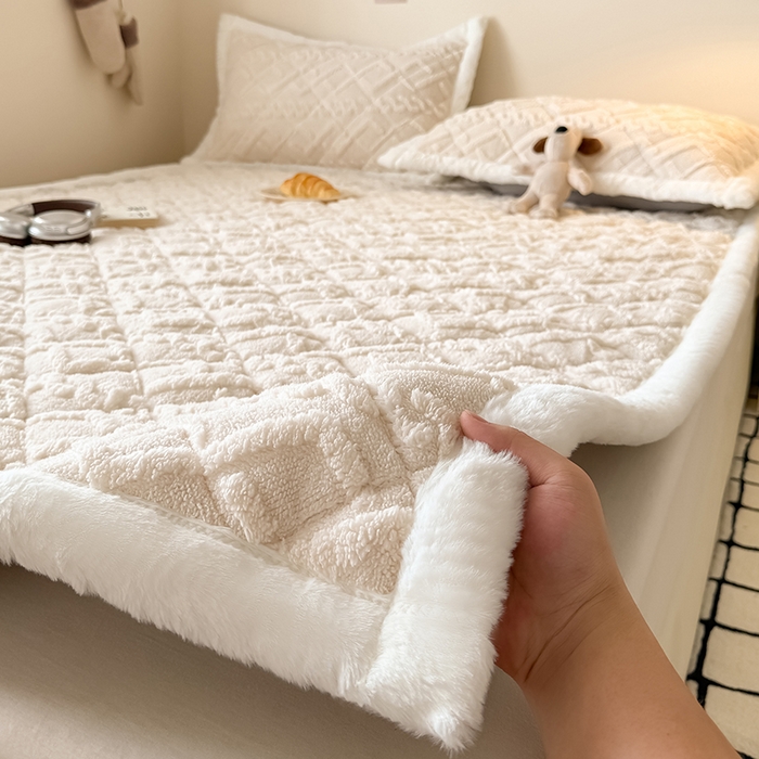 91家纺网 家纺一手货源 找家纺 叠派家纺 2025新款塔芙绒夹棉床垫 卡其色