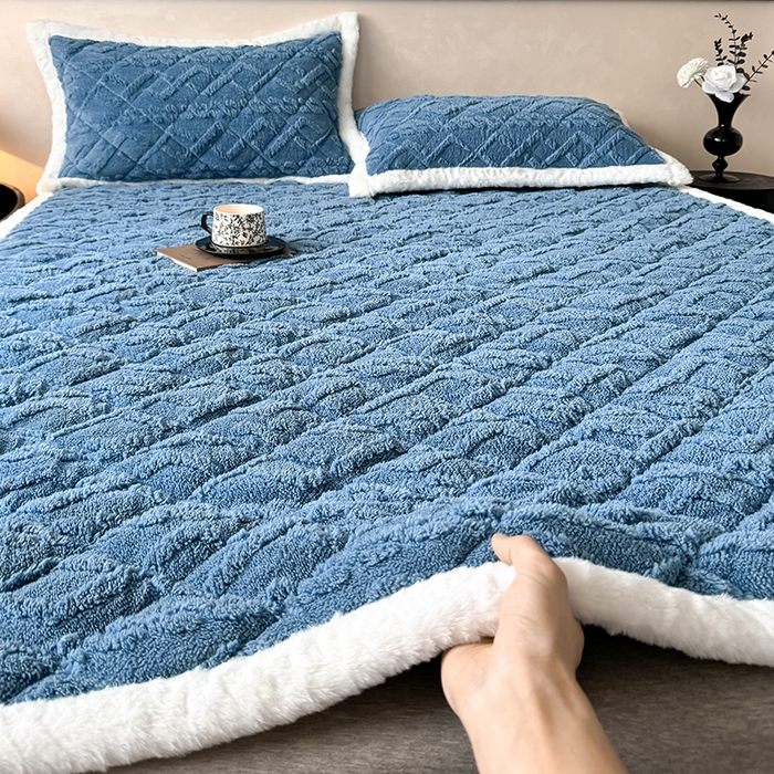 91家纺网 家纺一手货源 找家纺 叠派家纺 2025新款塔芙绒夹棉床垫 典雅蓝