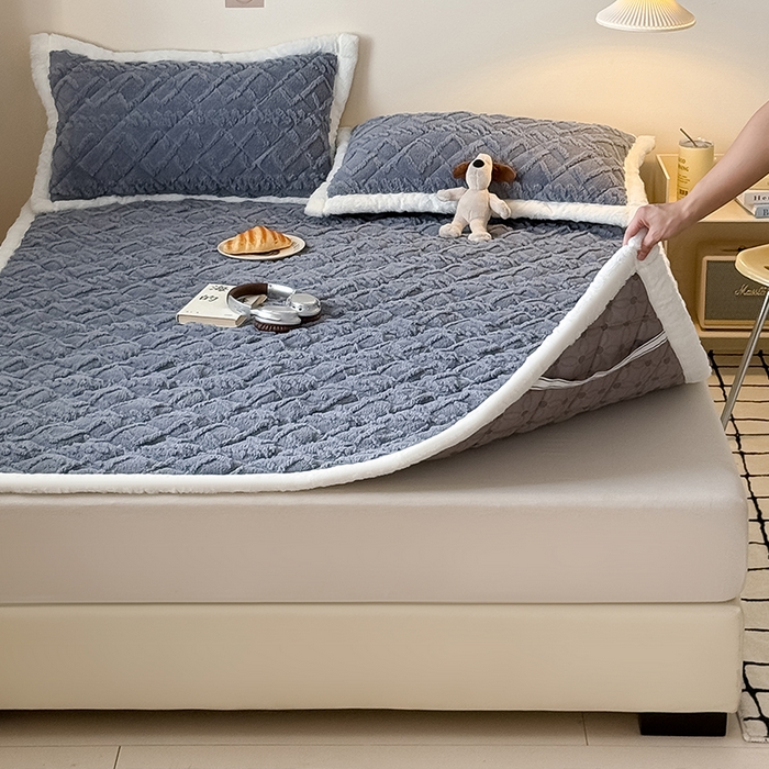 91家纺网 家纺一手货源 找家纺 叠派家纺 2025新款塔芙绒夹棉床垫 浅灰色