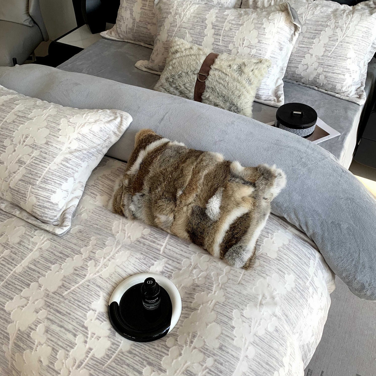 91家纺网 家纺一手货源 找家纺 奈萝家纺 2025新款加厚雕花绒牛奶绒四件套 素青灰