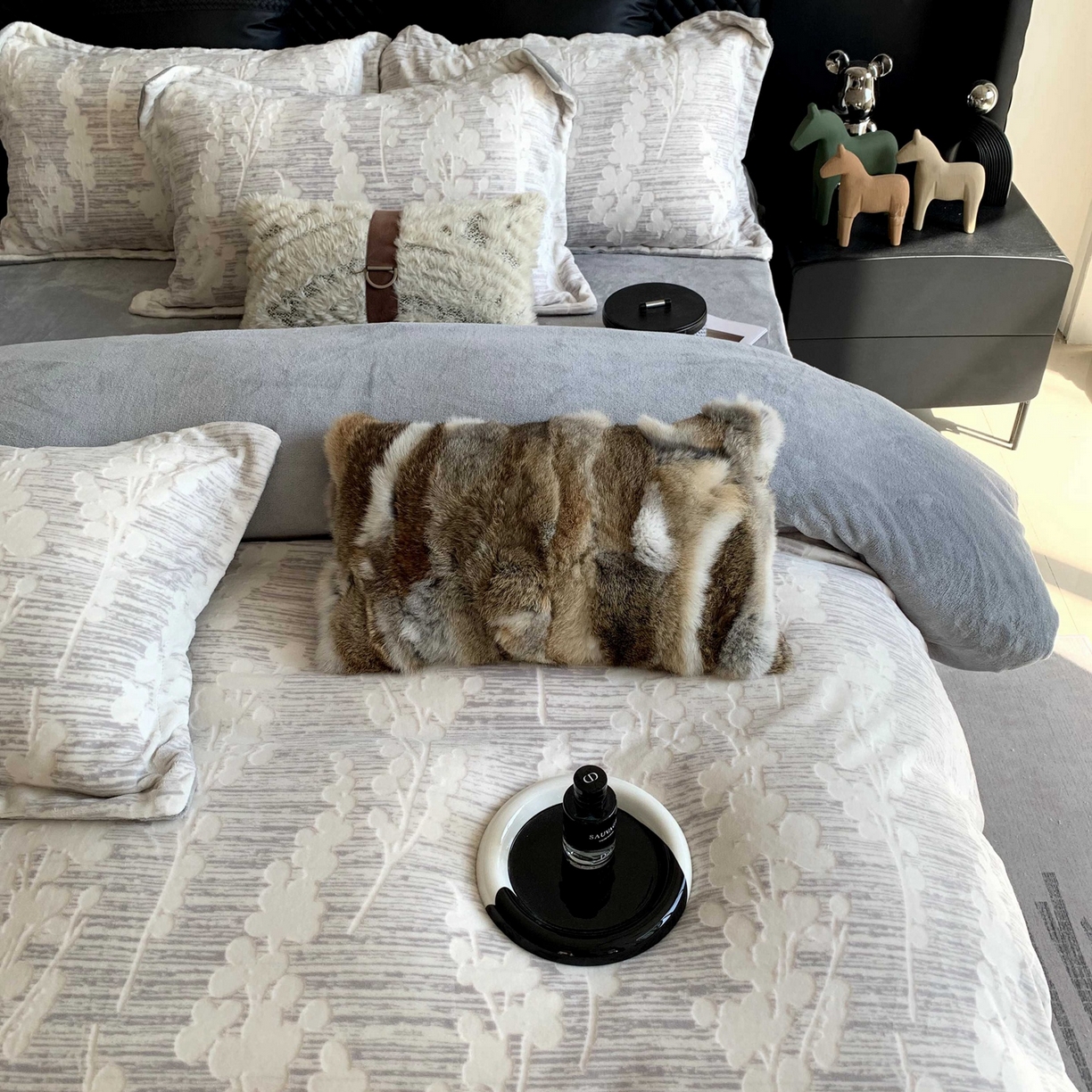 91家纺网 家纺一手货源 找家纺 奈萝家纺 2025新款加厚雕花绒牛奶绒四件套 素青灰