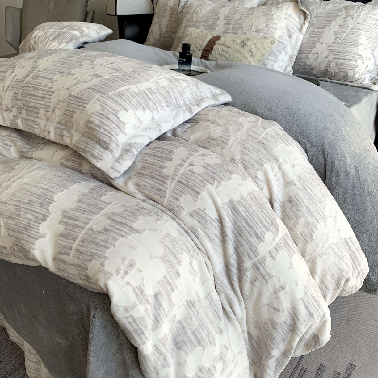 91家纺网 家纺一手货源 找家纺 奈萝家纺 2025新款加厚雕花绒牛奶绒四件套 素青灰