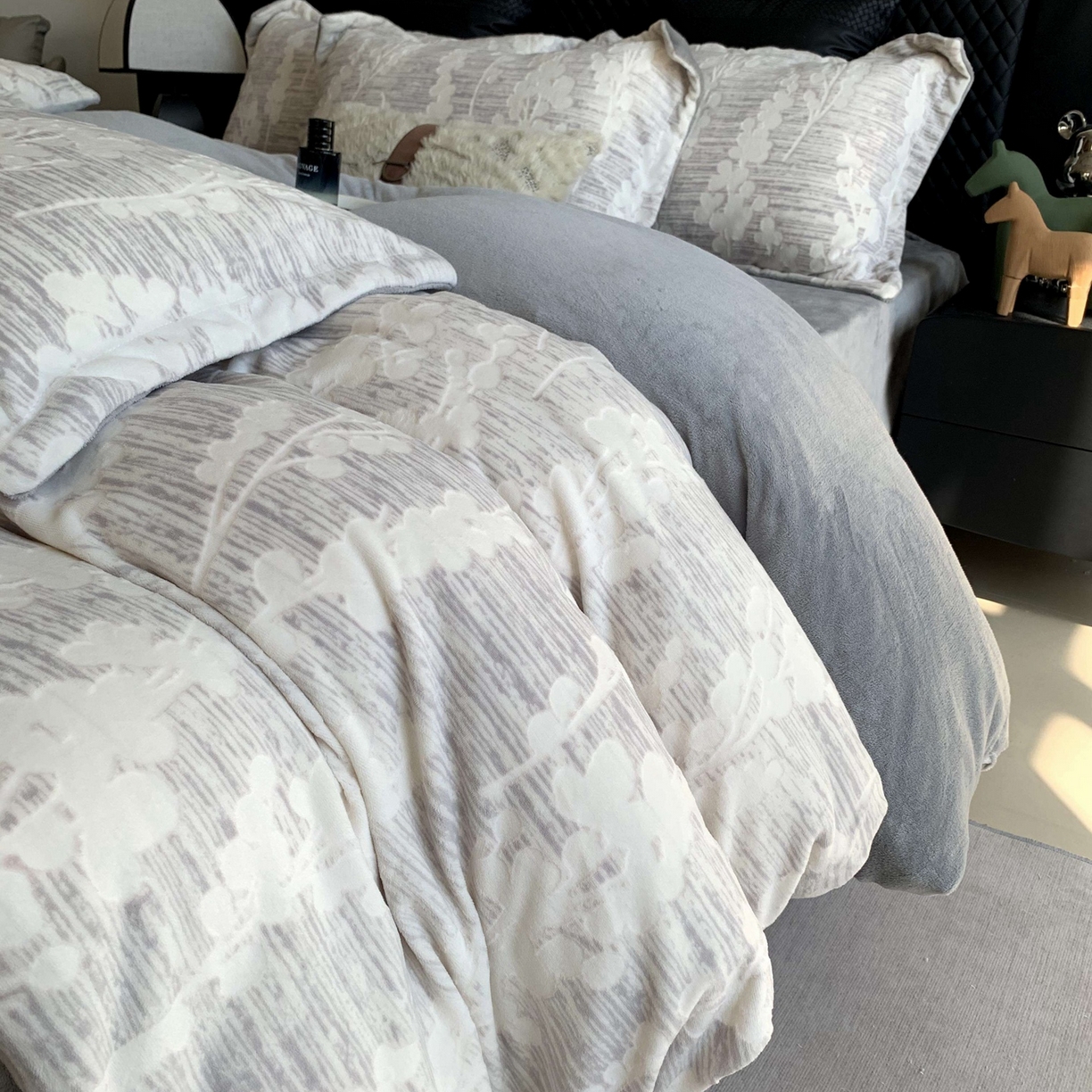 91家纺网 家纺一手货源 找家纺 奈萝家纺 2025新款加厚雕花绒牛奶绒四件套 素青灰