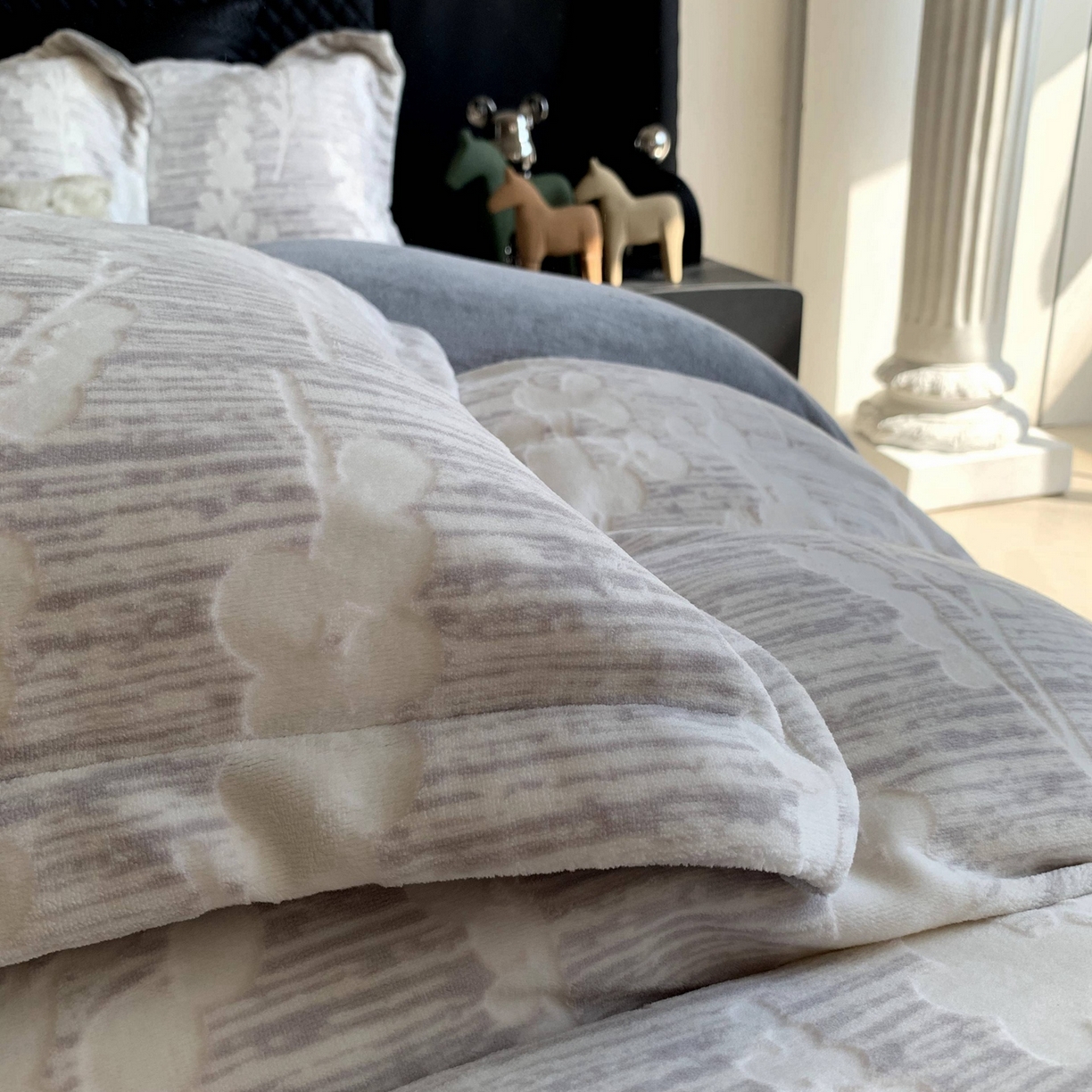 91家纺网 家纺一手货源 找家纺 奈萝家纺 2025新款加厚雕花绒牛奶绒四件套 素青灰