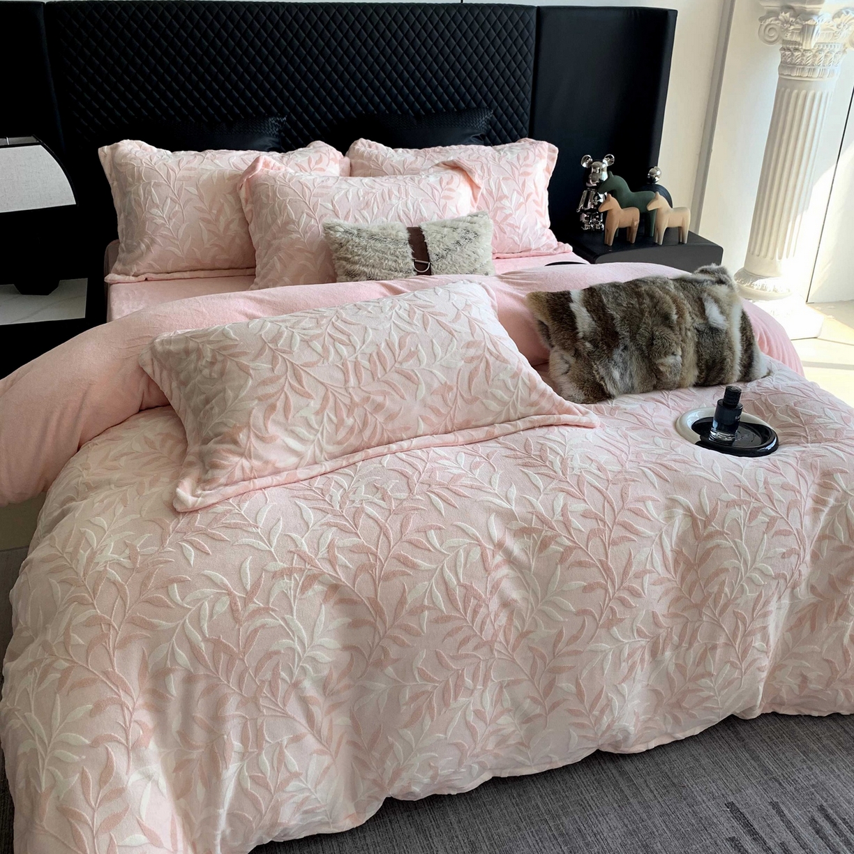 奈萝家纺 2025新款加厚雕花绒牛奶绒四件套 叶叶细雨粉