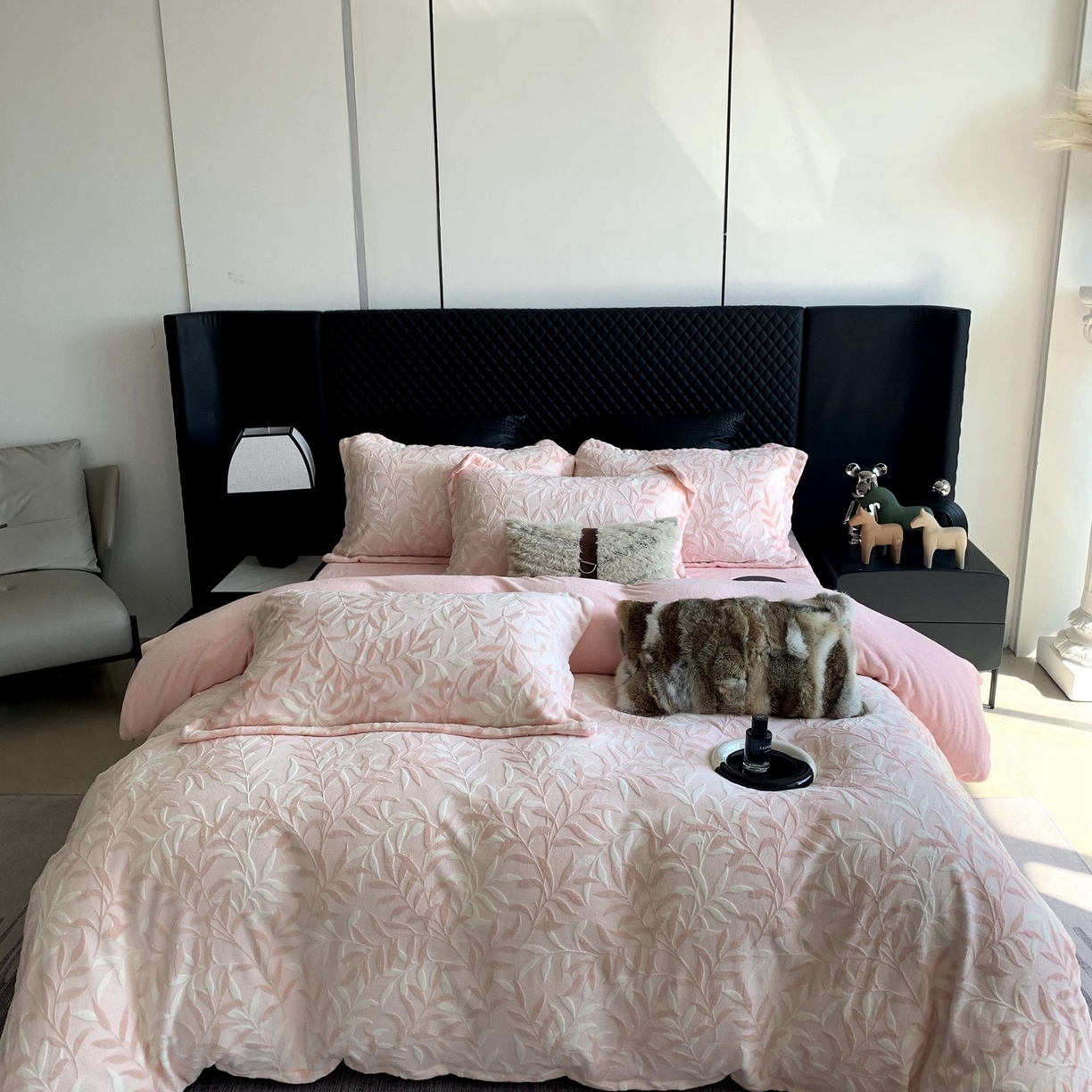 91家纺网 家纺一手货源 找家纺 奈萝家纺 2025新款加厚雕花绒牛奶绒四件套 叶叶细雨粉