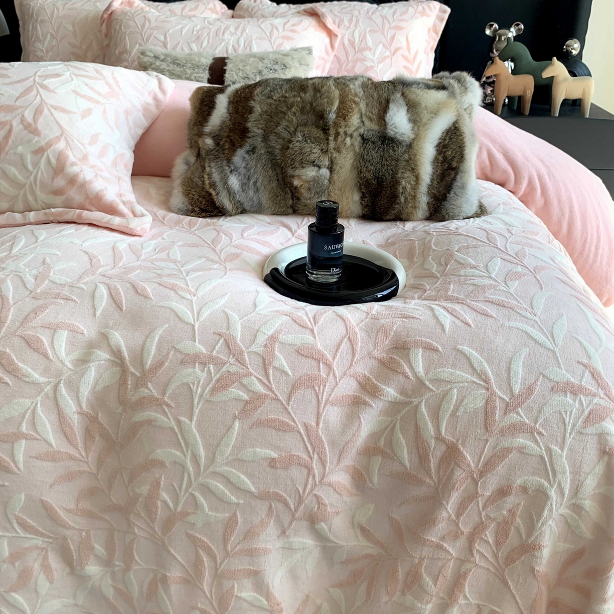 91家纺网 家纺一手货源 找家纺 奈萝家纺 2025新款加厚雕花绒牛奶绒四件套 叶叶细雨粉